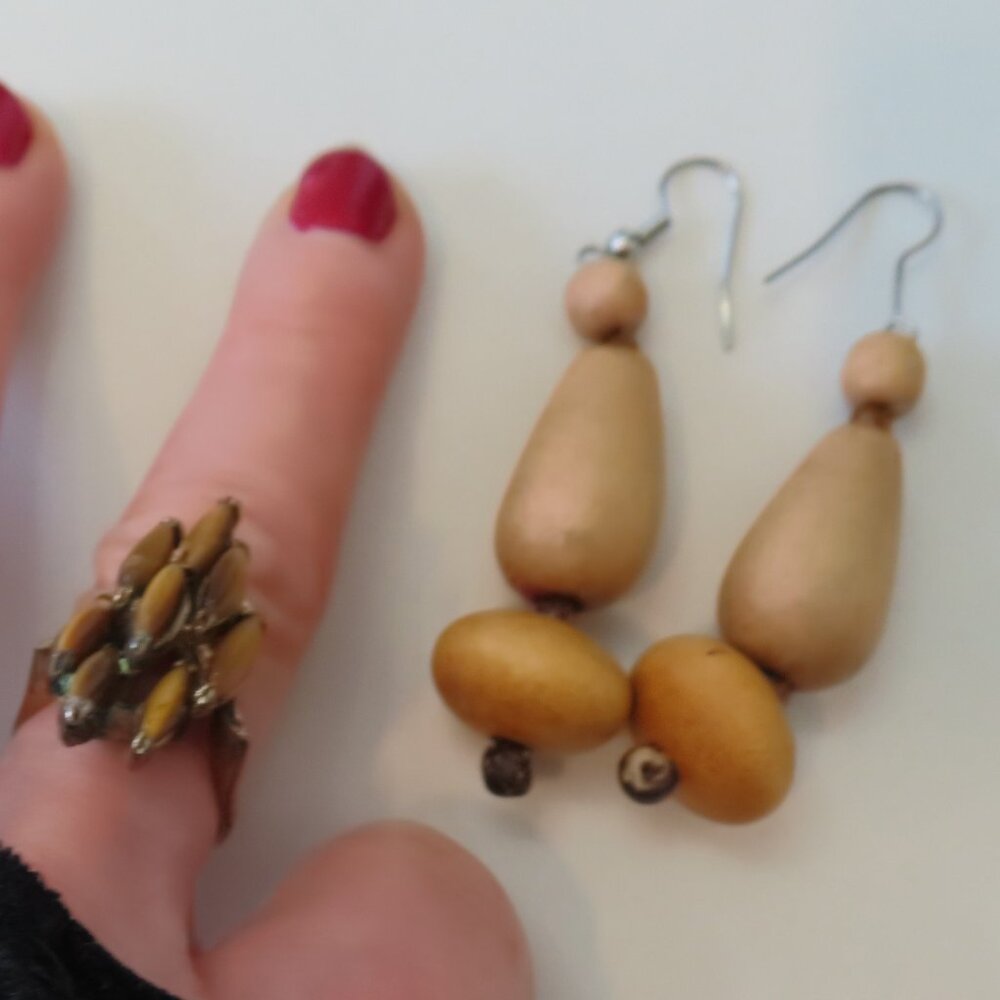 Wooden drop earring snad wooden-toned ring